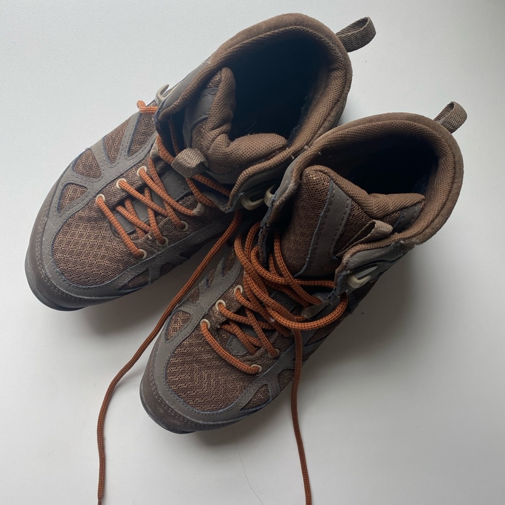 Women’s Merrell hiking boots (size 8)